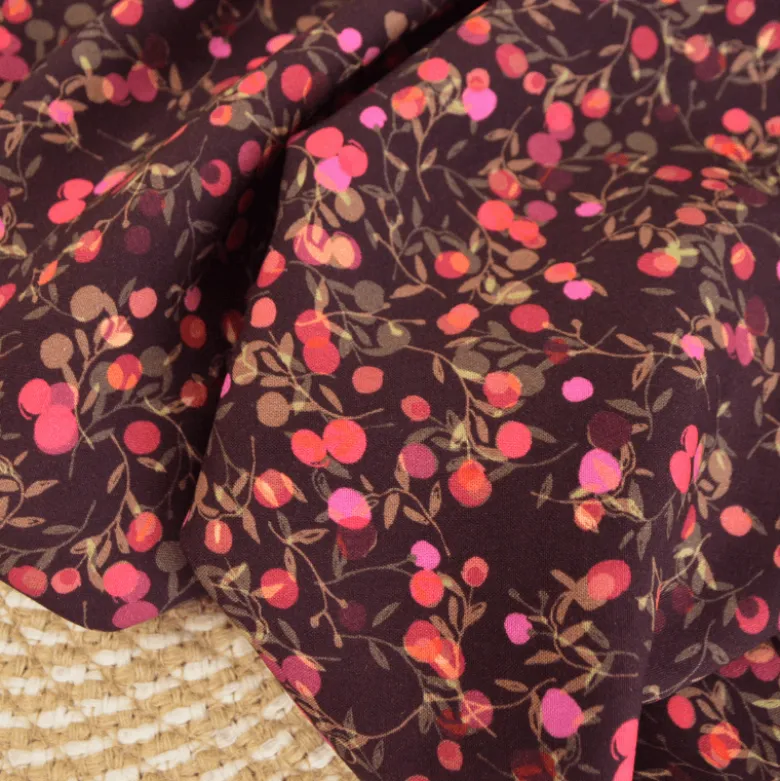 Tissu popeline de viscose Merisier - motif baies rose fond prune