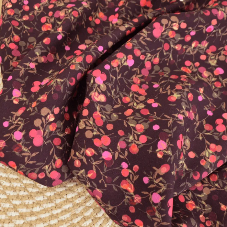 Tissu popeline de viscose Merisier - motif baies rose fond prune