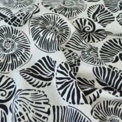 Tissu popeline de viscose motif coquillages noirs fond blanc