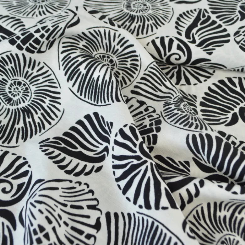 Tissu popeline de viscose motif coquillages noirs fond blanc