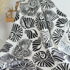 Tissu popeline de viscose motif coquillages noirs fond blanc