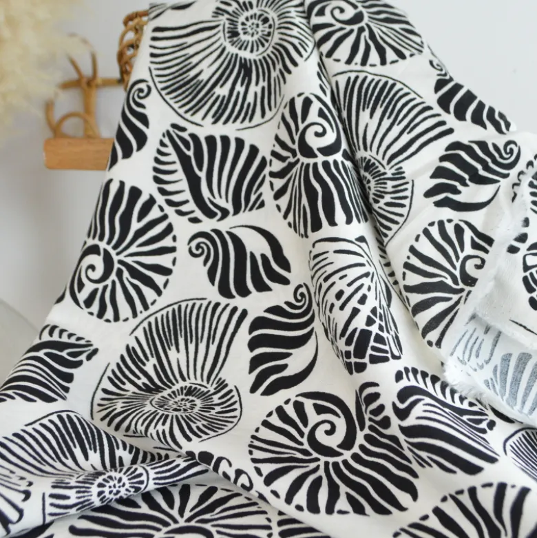Tissu popeline de viscose motif coquillages noirs fond blanc