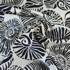 Tissu popeline de viscose motif coquillages noirs fond blanc