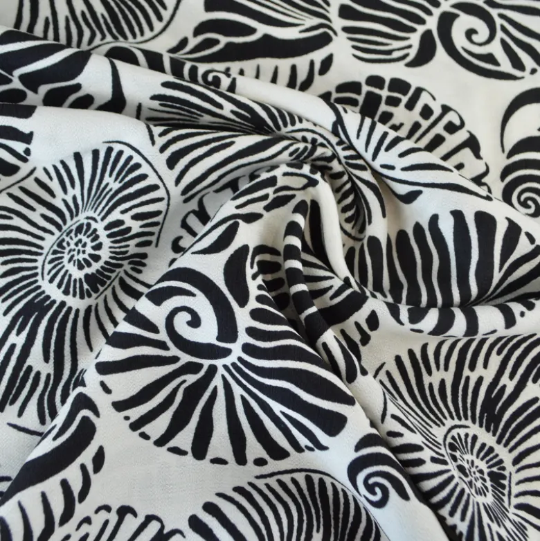 Tissu popeline de viscose motif coquillages noirs fond blanc