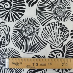 Tissu popeline de viscose motif coquillages noirs fond blanc