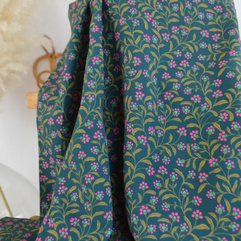 Tissu popeline de viscose motif petites fleurs roses fond vert