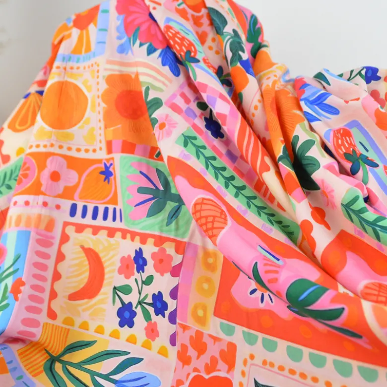 Tissu popeline de viscose Nice - motif fleurs vertes et roses
