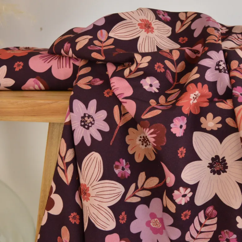Tissu popeline de viscose Osaya motif fleurs roses fond bordeaux