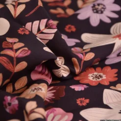 Tissu popeline de viscose Osaya motif fleurs roses fond bordeaux