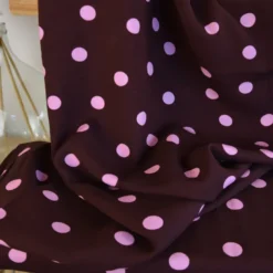 Tissu popeline de viscose Peyton motif pois roses fond Bordeaux