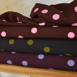 Tissu popeline de viscose Peyton motif pois roses fond Bordeaux