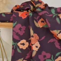 Tissu popeline de viscose Silawe - motif fleurs camel fond Aubergine