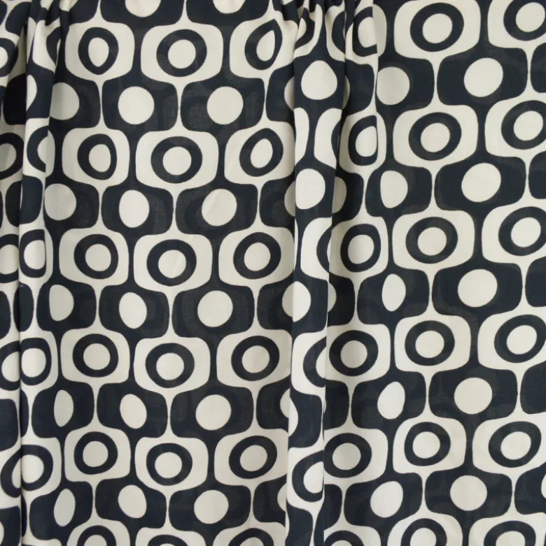 Tissu popeline de Viscose Soixante motif graphique Noir et Blanc