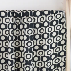Tissu popeline de Viscose Soixante motif graphique Noir et Blanc