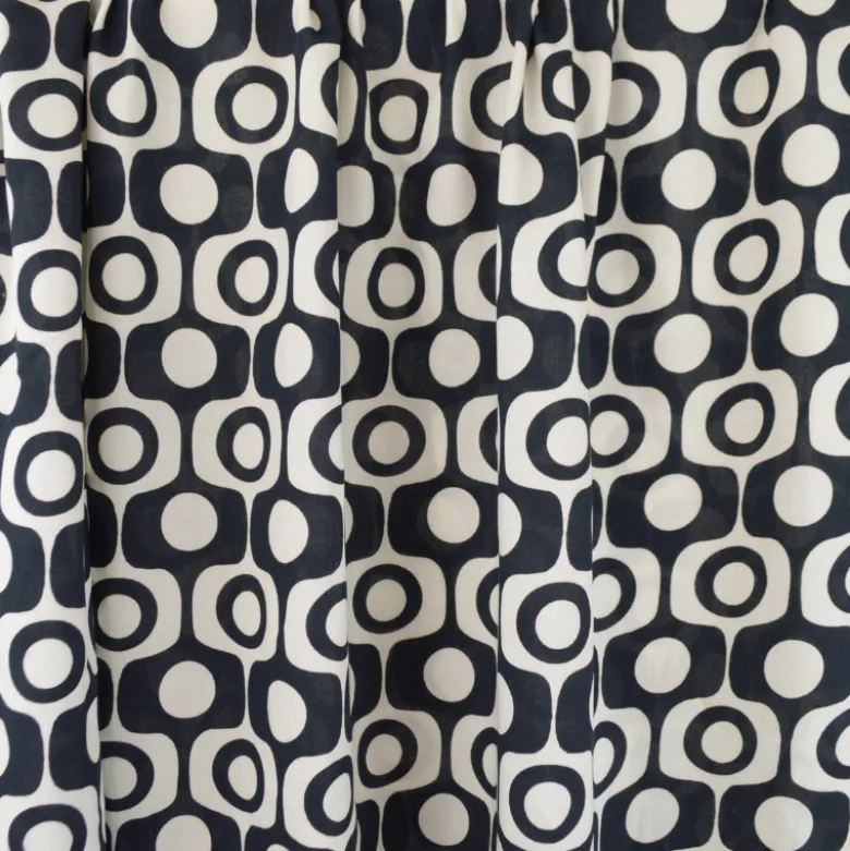 Tissu popeline de Viscose Soixante motif graphique Noir et Blanc