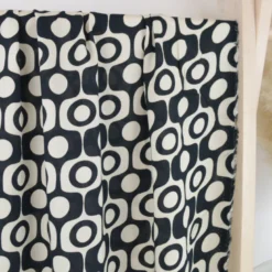 Tissu popeline de Viscose Soixante motif graphique Noir et Blanc