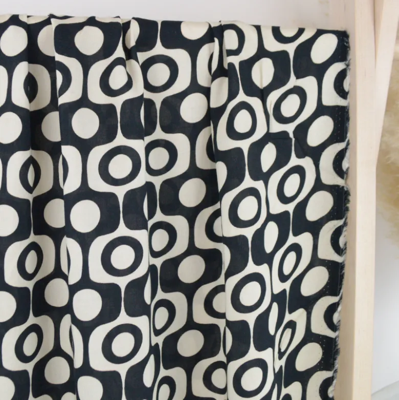 Tissu popeline de Viscose Soixante motif graphique Noir et Blanc