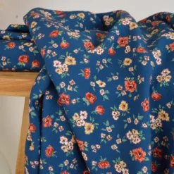 Tissu popeline de viscose Sylore - motif fleurs marsala fond bleu