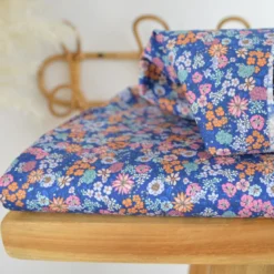 Tissu Popeline fleuri fond bleu indigo