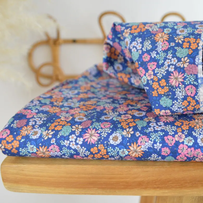 Tissu Popeline fleuri fond bleu indigo
