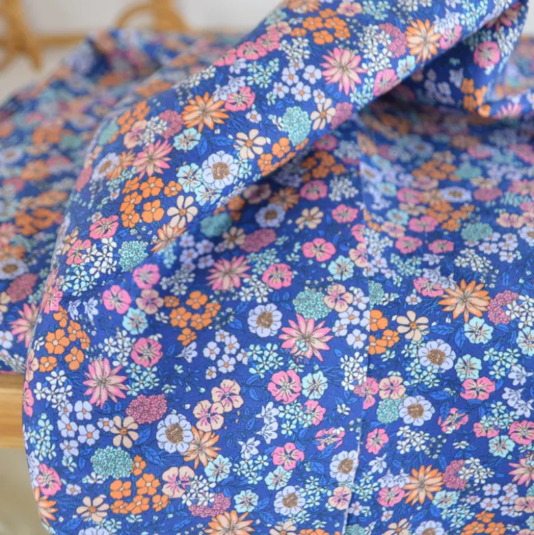 Tissu Popeline fleuri fond bleu indigo