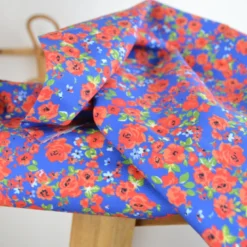Tissu Popeline Happy Flowers motif fleurs fond bleu