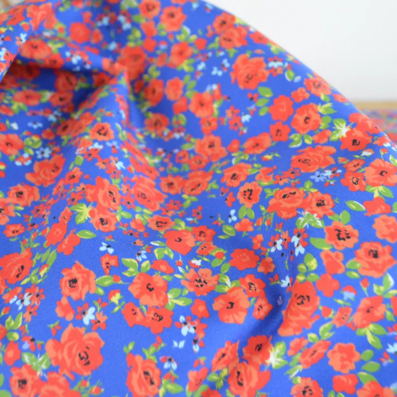 Tissu Popeline Happy Flowers motif fleurs fond bleu