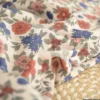 Tissu popeline Marion motif fleurs bleu et brique fond ecru - exclusif
