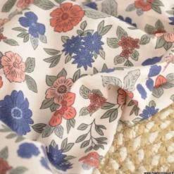 Tissu popeline Marion motif fleurs bleu et brique fond ecru - exclusif