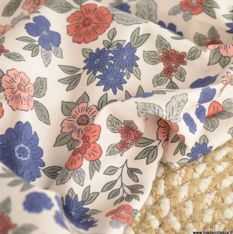 Tissu popeline Marion motif fleurs bleu et brique fond ecru - exclusif