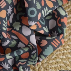 Tissu popeline motif amphores, fruits et feuilles graphique marsala et rose fond marine - exclusif