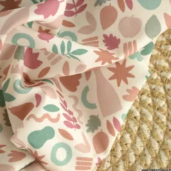 Tissu popeline motif amphores, fruits et feuilles graphique camel, rose et vert - exclusif
