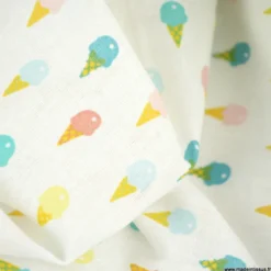 Tissu popeline motif cornets de glace rose et bleu fond blanc