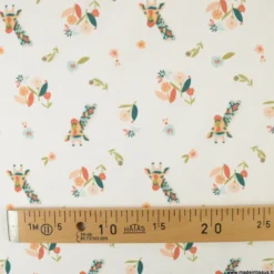 Tissu popeline motif girafes et fleurs roses fond bleu - Oeko tex