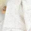 Tissu popeline Théophile fleurs roses et bleues fond blanc cassé