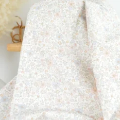 Tissu popeline Théophile fleurs roses et bleues fond blanc cassé