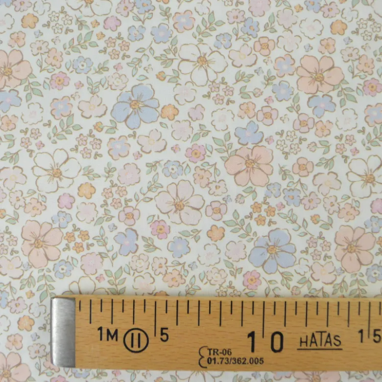 Tissu popeline Théophile fleurs roses et bleues fond blanc cassé
