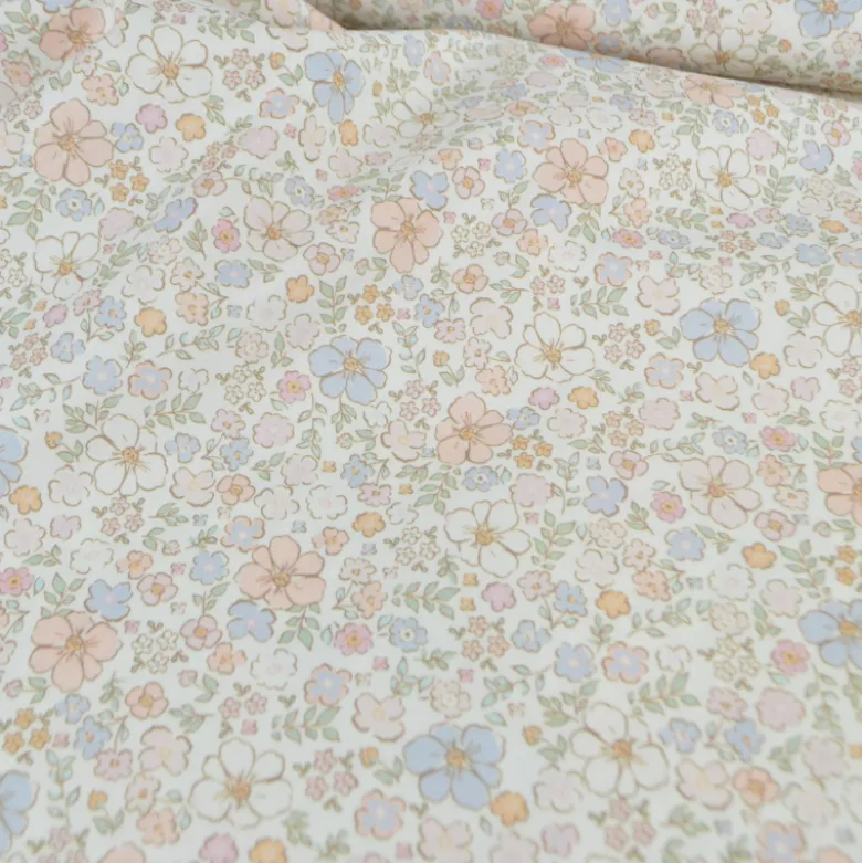Tissu popeline Théophile fleurs roses et bleues fond blanc cassé