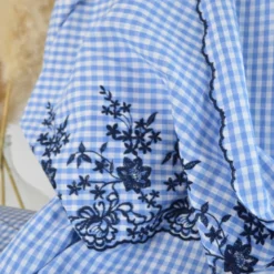 Tissu popeline Vichy festonnée et brodée - Bleu ciel et blanc