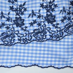 Tissu popeline Vichy festonnée et brodée - Bleu ciel et blanc