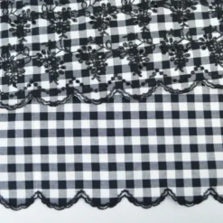 Tissu popeline Vichy festonnée et brodée - Noir et blanc