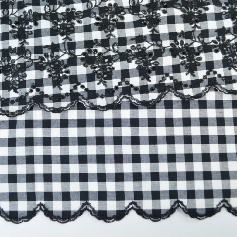 Tissu popeline Vichy festonnée et brodée - Noir et blanc