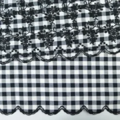 Tissu popeline Vichy festonnée et brodée - Noir et blanc