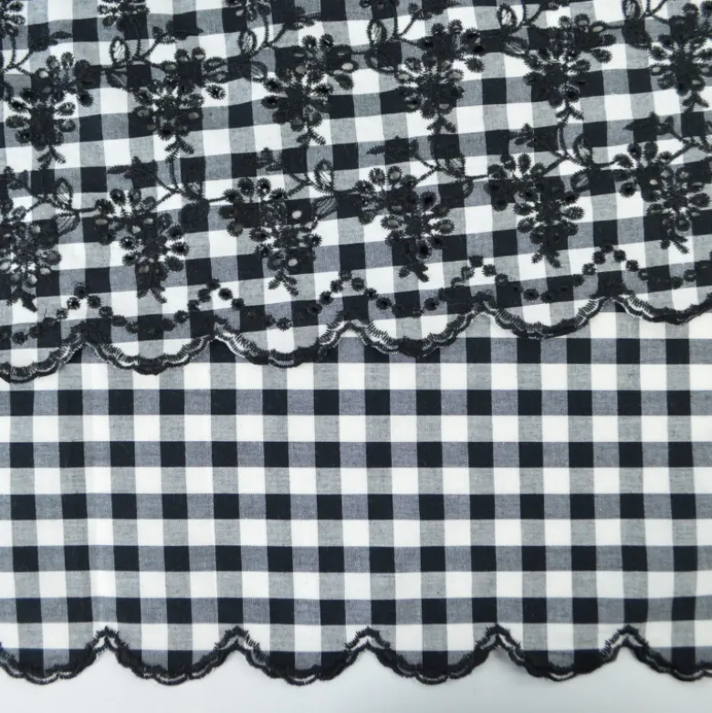 Tissu popeline Vichy festonnée et brodée - Noir et blanc