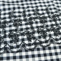 Tissu popeline Vichy festonnée et brodée - Noir et blanc