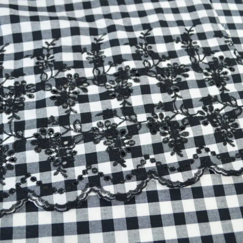 Tissu popeline Vichy festonnée et brodée - Noir et blanc