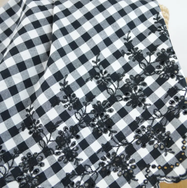 Tissu popeline Vichy festonnée et brodée - Noir et blanc