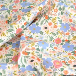 Tissu Rifle Paper en coton imprimé fleurs Wild rose fond blanc- collection Primavera