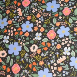Tissu Rifle Paper en coton imprimé fleurs Wild rose fond noir - collection Primavera
