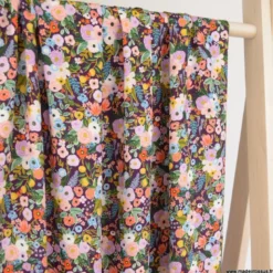Tissu Rifle Paper en viscose - motif fleurs fond Bordeaux - collection Orchard